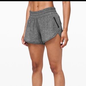 NEW LULU LEMON tracker short V 4”